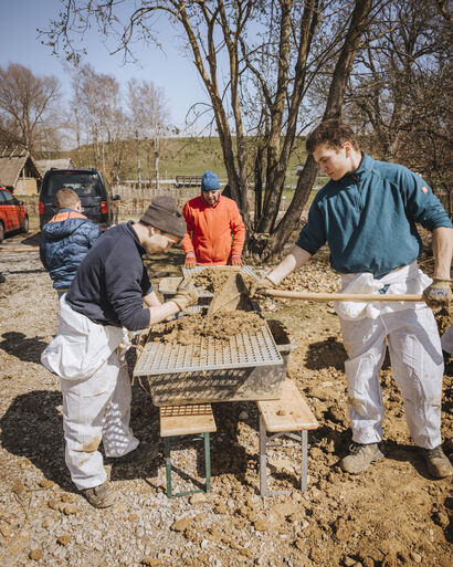 Lehmschicht für die Wänden der urzeitlichen Häuser