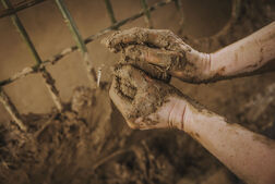 Lehmofenbau im Steinzeitdorf