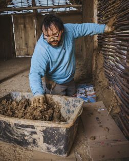 Lehmschicht für die Wänden der urzeitlichen Häuser