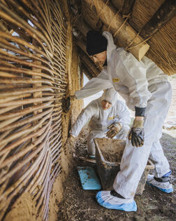 Lehmschicht für die Wänden der urzeitlichen Häuser
