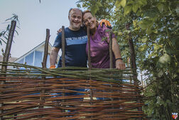 Bau von Weidenzäune im Steinzeitdorf