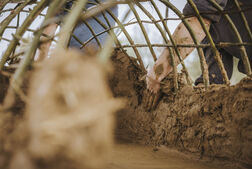 Lehmofenbau im Steinzeitdorf